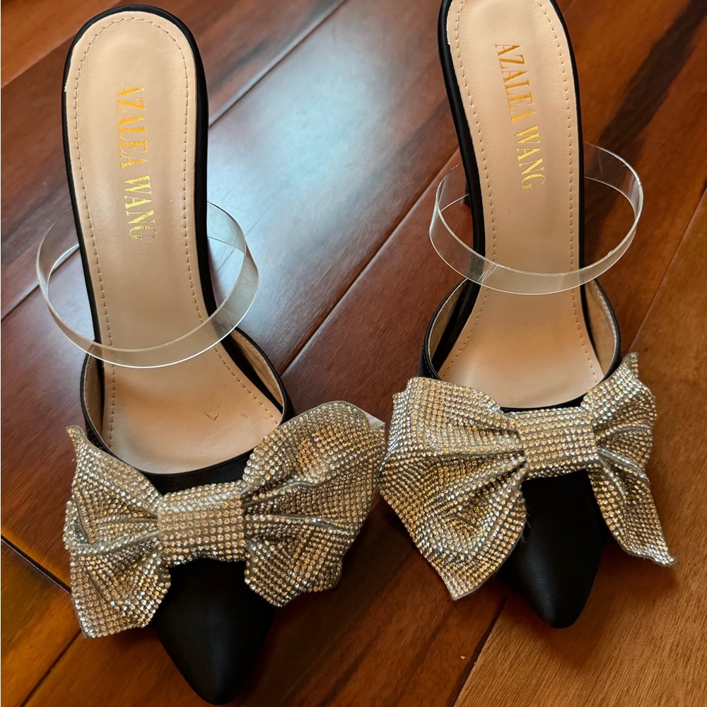Black silver bow shiny pumps